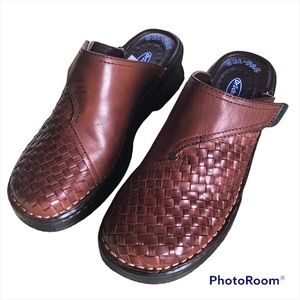 NEW: Dr. Scholl’s comfy, adjustable leather size 9 slip on shoes